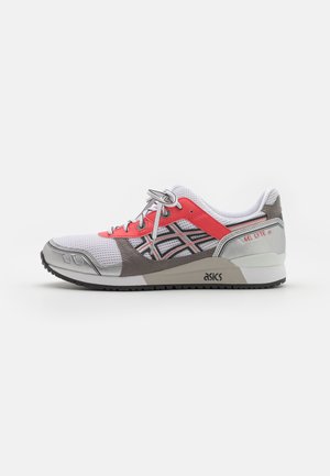 Sneaker Asics Gel Lyte III bianca, grigia e corallo con pannelli in mesh e suede, logo laterale e lacci annodati a fiocco.