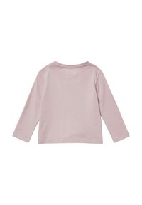 Lichtroze langemouwen shirt met een ronde hals, gemaakt van zachte katoenstof. Eenvoudig ontwerp, geen extra patronen of accenten.