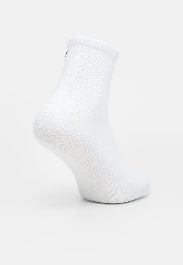 Weiße Knöchelsocke aus Baumwollmischung, mit geripptem Bund und glatter Textur, präsentiert ein nahtloses Design ohne sichtbare Muster.