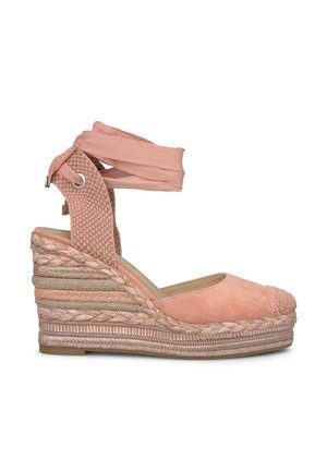 Wedge espadrille in suede rosa con cinturino alla caviglia in tessuto intrecciato, suola in juta intrecciata e dettagli metallici. Design con punta arrotondata.