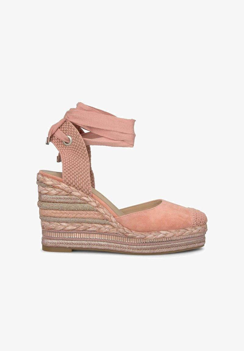 Roze suède espadrille-wedges met een geweven textiel enkelband, gevlochten jute zool en metallic accenten. Rondneus ontwerp.
