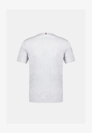 T-shirt in cotone grigio con maniche corte, scollo rotondo e un piccolo accento tricolore sulla parte posteriore del collo. Texture liscia, senza motivi visibili.