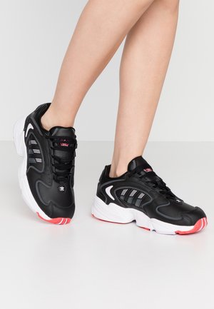 Trainers - black