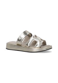 Metallic guld slide sandal med to brede stropper, der har åben tå og perforeret fodseng, sat på en lav platformssål.