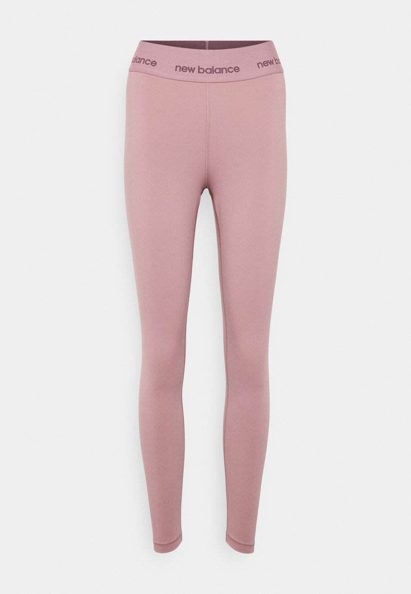 Leggings de tiro alto en color rosa de New Balance con amplia cinturilla elástica que presenta un logotipo en texto negro de "new balance" en repetición.