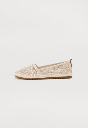 Beige Slipper mit strukturiertem, gewebtem Obermaterial, Gummisohle und einem kleinen, hellbraunen Akzent an der Ferse. Minimalistisches Design und glatte Ausführung.