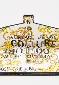 Versace Jeans Couture RANGE WALLET - Portafoglio - white/gold-coloured