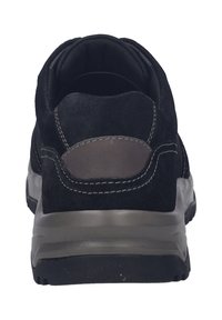 Scarpa in suede nera con finitura texturizzata, forma arrotondata e accenti grigi chiari sul tallone e sulle cuciture. Presenta una suola in gomma spessa.