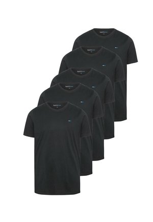 Fem sorte t-shirts med korte ærmer og rund hals, stablet i en række med et lille blåt og hvidt logo på venstre bryst.