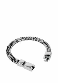 Pulsera de metal plateado trenzado con un acabado suave, cierre rectangular y un pequeño acento cerca del cierre.