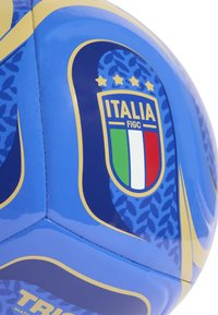 Plavi nogometni lopta s grbom Talijanske nogometne federacije, s zelenim, bijelim i crvenim prugama te četiri zlatne zvjezdice iznad.
