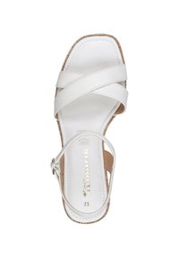 Sandalino bianco con cinturini realizzato in materiale sintetico liscio. Presenta una suola simile al sughero, un tallone chiuso e una fibbia metallica per la regolazione.
