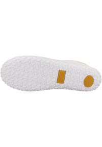 Weiße Gummisohle mit einem strukturierten Grip-Muster und einem gelben Akzent nahe der Ferse. Verfügt über ein in die Sohle eingeprägtes Logo.