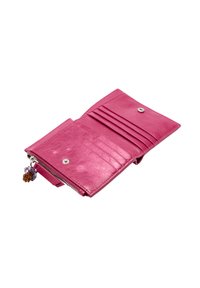 Różowy skórzany portfel z wieloma przegródkami na karty, zamykaną na zamek kieszenią oraz ozdobnym zawieszką przymocowaną do suwaka.
