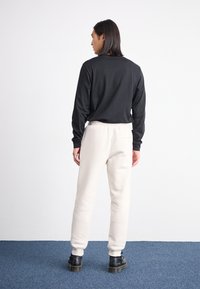 Nike Sportswear JOGGER - Παντελόνι φόρμας - light orewood brown