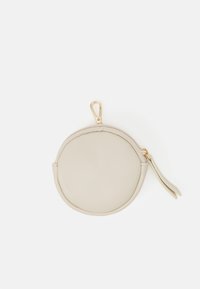 Runder beige Leder-Münzbeutel mit einem goldenen Reißverschluss und Clip, der eine glatte Textur aufweist und eine kleine Schlaufe für eine einfache Befestigung hat.