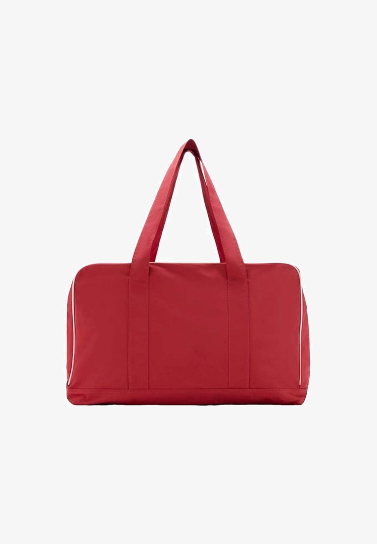 Bolsa de lona roja con dos asas, forma rectangular, tela suave, ribete blanco en contraste a lo largo de los bordes y base resistente.