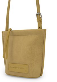 Borsa a tracolla gialla in pelle con superficie texture, tracolla regolabile e forma rettangolare. Presenta il logo del marchio sulla parte anteriore.