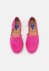 Rosa mockakänner slip-on skor med en beige texturerad sula. Har en blå logotag och en ergonomisk design för komfort.