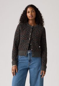 Sivý kardigán s leopardím vzorom so zaobleným výstrihom, predným zapínaním na gombíky, rebrovanými manžetami a spodným lemom, vyrobený z mäkkej textúrovanej tkaniny.