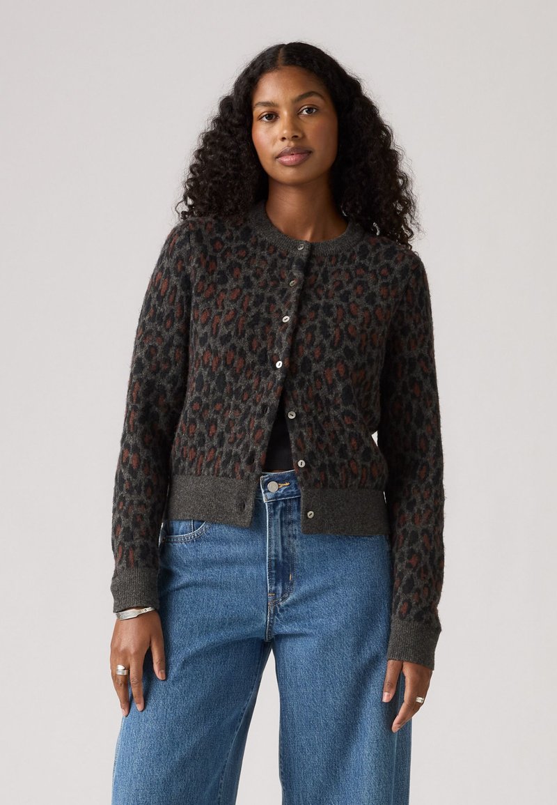 Grauer Leopardenprint-Cardigan mit rundem Ausschnitt, Knopfleiste, gerippten Bündchen und Saum, aus einem weichen strukturierten Material gefertigt.
