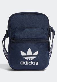Borsa a tracolla piccola Adidas blu navy con logo Trefoil bianco, tasca frontale con zip e tracolla regolabile a strisce.