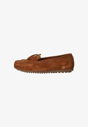 Bruine suède loafer met kwastje en metalen gespdetail, gestikte mocassinn teen en rubberen zool met grip patroon.