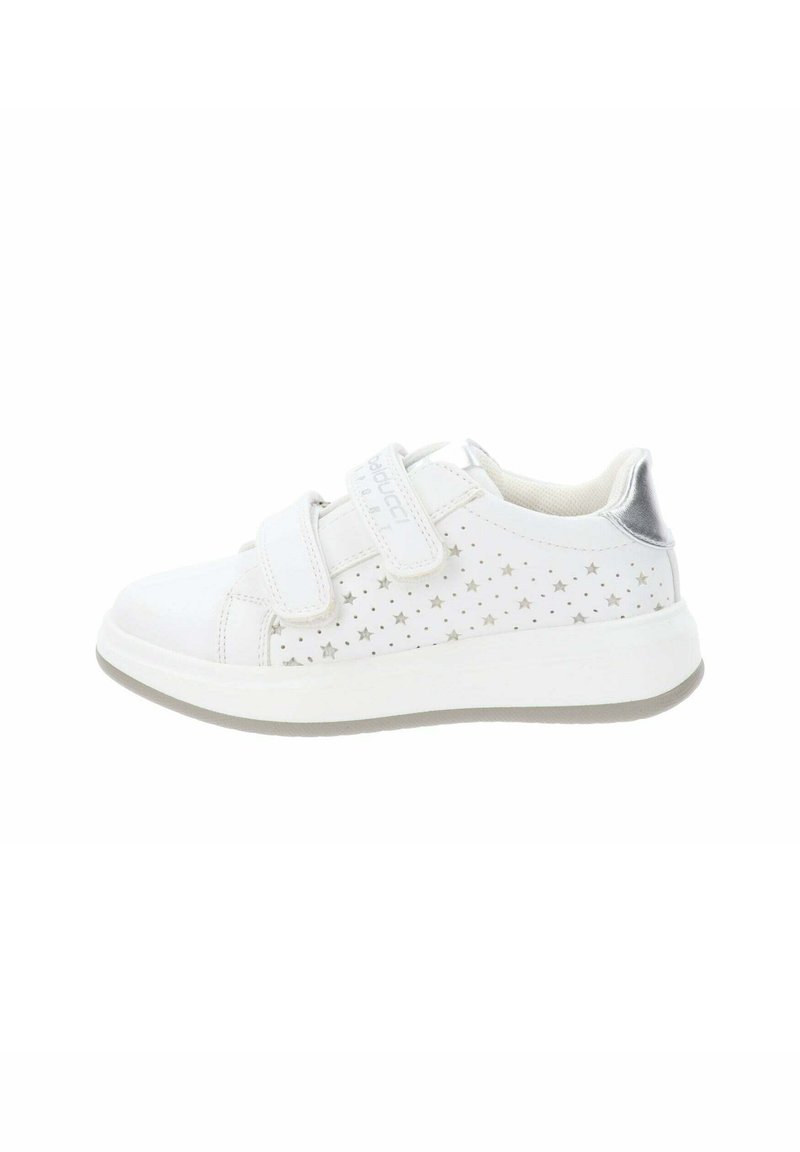 Sneakers bianchi con accenti argentati, due cinturini in velcro regolabili, motivo a stelle sui lati, suola in gomma e design della punta arrotondato.