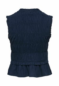 Top sin mangas azul marino con tela fruncida, ribete con volantes en las mangas y el dobladillo, y un bajo acampanado estilo peplum.