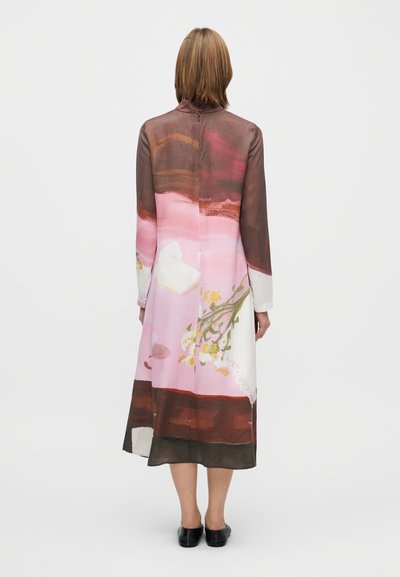 Ilga, permatoma rožinė su augaliniais raštais, su aukšta apykakle ir mygtuko detalė atgal, su tamsia apačia, suknelė.