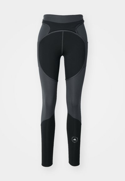 Sorte og mørke grå leggings med høy midje, som har varierte paneler og en logo på leggen. Laget av et elastisk materiale.