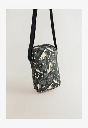 Juoda ir pilka raštuota per petį nešama rankinė su užtrauktuku, pasižyminti tekstūruotu paviršiumi ir reguliuojama juosta patogiam nešimui.