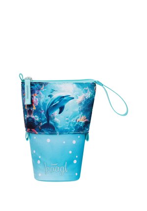 Kleine blaue Handgelenktasche mit Delfin- und Unterwasserkorallendesign, befestigt an einem hellblauen Becherhalter mit dem Markennamen baagl.