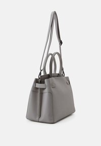 Grau lederne Handtasche mit strukturiertem Finish, zwei Henkel oben und einem verstellbaren Schultergurt. Verfügt über eine Reißverschlusstasche zur Aufbewahrung.