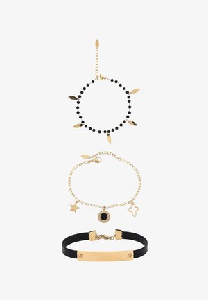 Trei brățări: un lanț de mărgele negre cu talismane în formă de frunze aurii, un lanț aurit cu talismane sub formă de stea, cerc și cruce, și o bandă neagră cu o placă aurie.