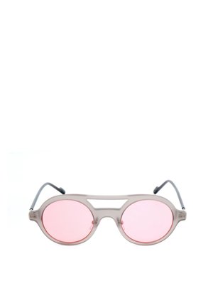 Occhiali da sole rotondi con montatura beige traslucida e lenti leggermente rosa, con doppio ponte e aste grigio scuro.