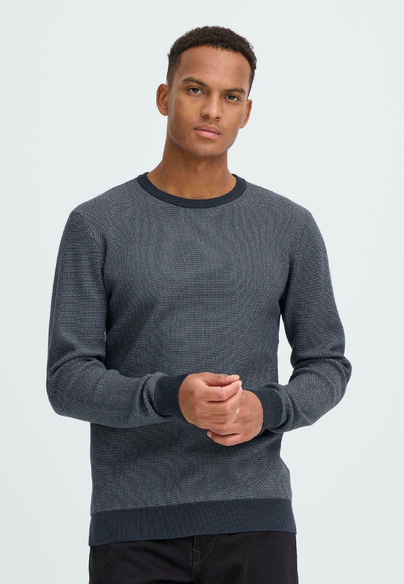 Navy Crewneck-Sweater mit strukturiertem Strickmuster, gerippten Bündchen und Saum, aus einem weichen Stoff gefertigt. Geeignet für die Freizeit.