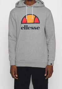 Sudadera con capucha gris con bolsillo canguro, cordones blancos y un logo colorido que presenta un semicírculo rojo y naranja con el texto "ellesse".