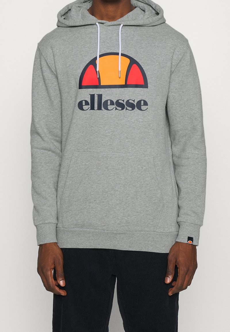 Sudadera con capucha gris con bolsillo canguro, cordones blancos y un logo colorido que presenta un semicírculo rojo y naranja con el texto "ellesse".