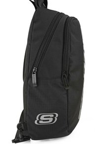 Bolso bandolera negro con dos compartimentos con cremallera, fabricado en material texturizado. Presenta un logo plateado y una correa ajustable para mayor comodidad al llevarlo.