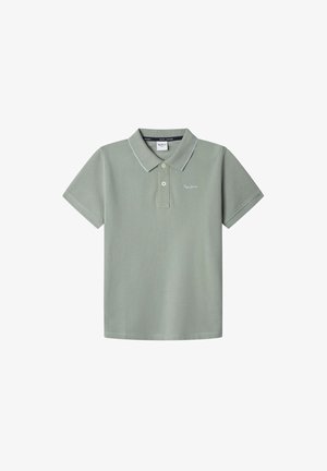 Polo de color verde claro hecho de tejido texturizado, con un cuello clásico, tres botones y un pequeño logo bordado en el pecho.