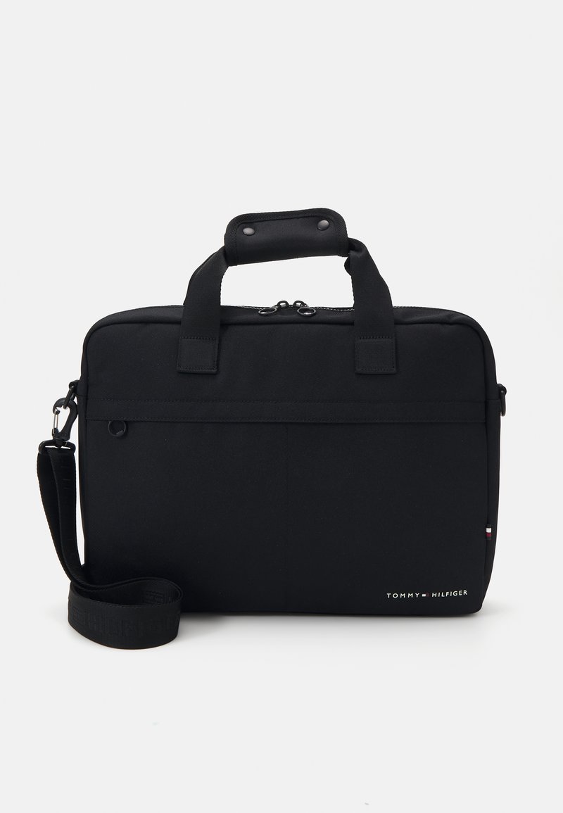Zwarte laptoptas met dubbele handvatten en een afneembare schouderband. Voorzien van een ritsluiting, een gladde stof en een logo-accent. Minimalistisch ontwerp.