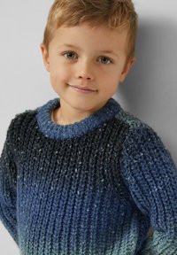 Blauer Strickpullover mit geripptem Muster, der einen Farbverlauf von Dunkel zu Hell zeigt, mit rundem Ausschnitt und gemütlicher Passform.