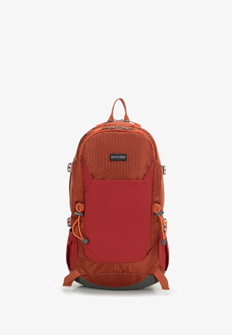 Rucksack in Rot und Orange mit strukturierter Oberfläche, Reißverschlussfächern, verstellbaren Trägern und einer Fronttasche. Das Material ist strapazierfähiger Stoff.