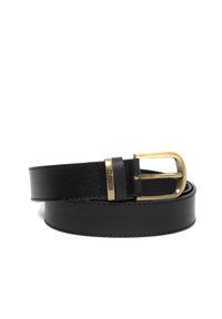 Cinturón de cuero negro con un acabado texturizado, hebilla de metal dorado y un acento de logo visible. Forma plana con bordes cosidos.
