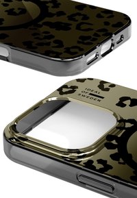 Carcasă de telefon cu imprimeu de leopard negru, cu un finisaj lucios, având decupaje pentru cameră și porturi, branduită cu "IDEAL OF SWEDEN" în aur.