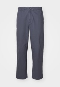 Laivansinisiä housuja, joissa on rento malli, valmistettu pehmeästä puuvillaseoksesta. Housuissa on joustava vyötärö ja sivutaskut.