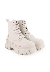 Botas de combate gruesas, beige, fabricadas en material sintético con una suela texturizada, acentos naranjas, diseño de tobillo alto y cierre de cordones.