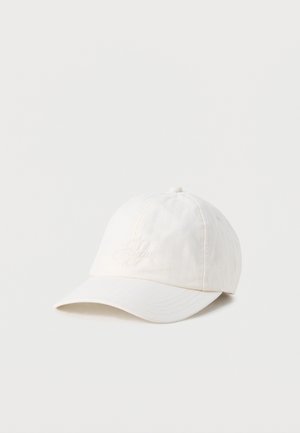 Cappellino da baseball bianco con sottili strisce verticali e logo "Hugo" ricamato, mostrato su uno sfondo chiaro e uniforme.