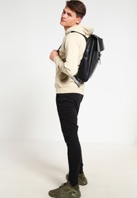 Urban Classics ACID WASH RAGLAN HOODY - Luvtröja - sand